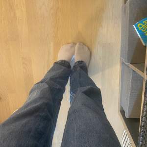 Midrise/ High waist jeans som går under naveln. Passar perfekt på mig som är 170 men inkar även för lite längre och kortare. Super fina. 🙌🏼☺️