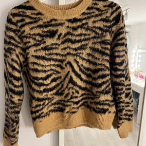 tröja - säljer en långärmad tröja ifrån hm!! 75kr+ frakt!