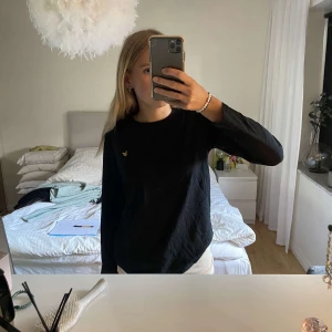 Tröja - Tröja från Lyle and scott. I färgen svart. I storlek XS. Använd sparsamt. I fint skick. Nypris: 549kr Mitt pris: 100kr Vid en snabb affär kan priset diskuteras 💸 Kan mötas i Tyresö eller skickas. Frakt kan tillkomma! 