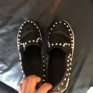 Skor med nitar - Säljer mina jättesnygga svarta skor med nitar för dem blivit för små💗