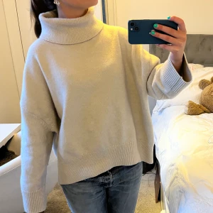 Mysig stickad tröja!! - Säljer denna så mysiga stickade polotröja från Hm❤️ Den är storlek L men sitter snyggt overzised på mig som har S/M vanligtvis💗