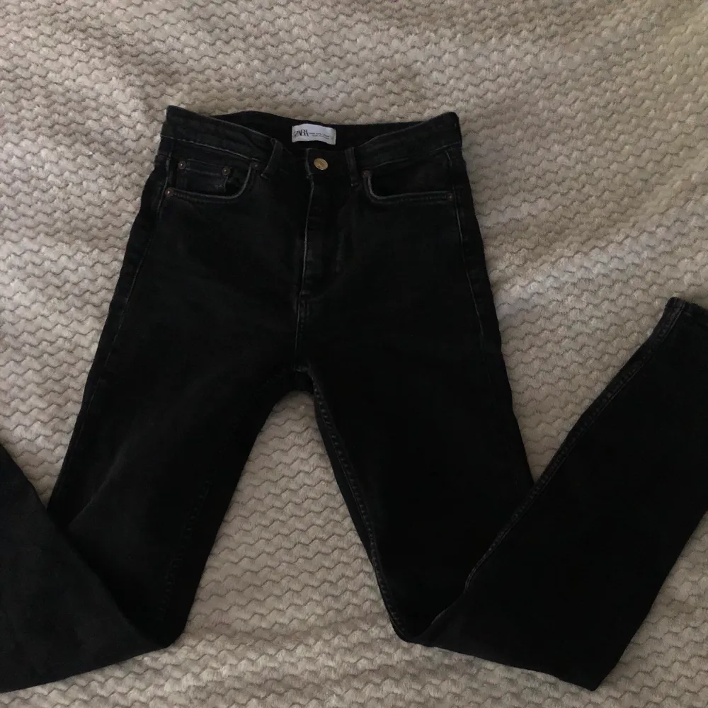 Jag säljer mina svarta zara jeans i storlek 38 men passar storlekar under också använda 5-10 gånger men ser ut som nya jag har varit jätte räd om dom så dom  är inte trasiga någon stans och säljer för att jag inte använder dom någe mer skriv i dm för bud . Jeans & Byxor.