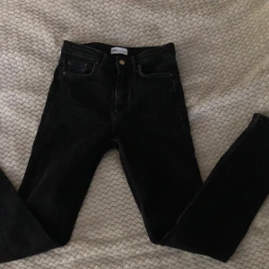 Zara jeans  - Jag säljer mina svarta zara jeans i storlek 38 men passar storlekar under också använda 5-10 gånger men ser ut som nya jag har varit jätte räd om dom så dom  är inte trasiga någon stans och säljer för att jag inte använder dom någe mer skriv i dm för bud 