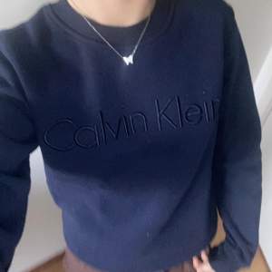 säljer min marinblå sweater från Calvin Klein eftersom att den inte längre kommer till användning 💙 Jättefint skick och perfekt nu till hösten / vintern!! 🫶 Nypris : ca 600:- 