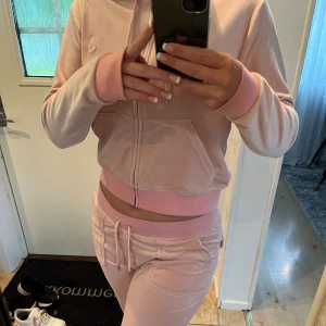 Juicy couture set  - Säljer mitt rosa Juicy set då det inte kommer till användning!! Använt fåtal gånger så nästan som nytt, storlek L på både byxa och tröja!   Nypris 2300 kr   Skicka för fler bilder!! (Om du vill köpa tröja eller byxa separat är det 600 kr per plagg) 