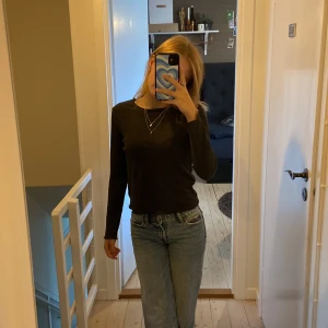 tröja - Fin mörk grå tröja från hm. Använd 1 gång så den är som ny :) Kan inte se storleken men skulle gissa xs