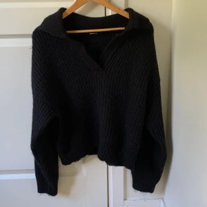 Stickad tröja  - En jättefin stickad tröja i svart som är perfekt till hösten, har tyvär inte kommit till användning eftersom jag har flertals med stickade tröjor, har använt vid ett tillfälle💕