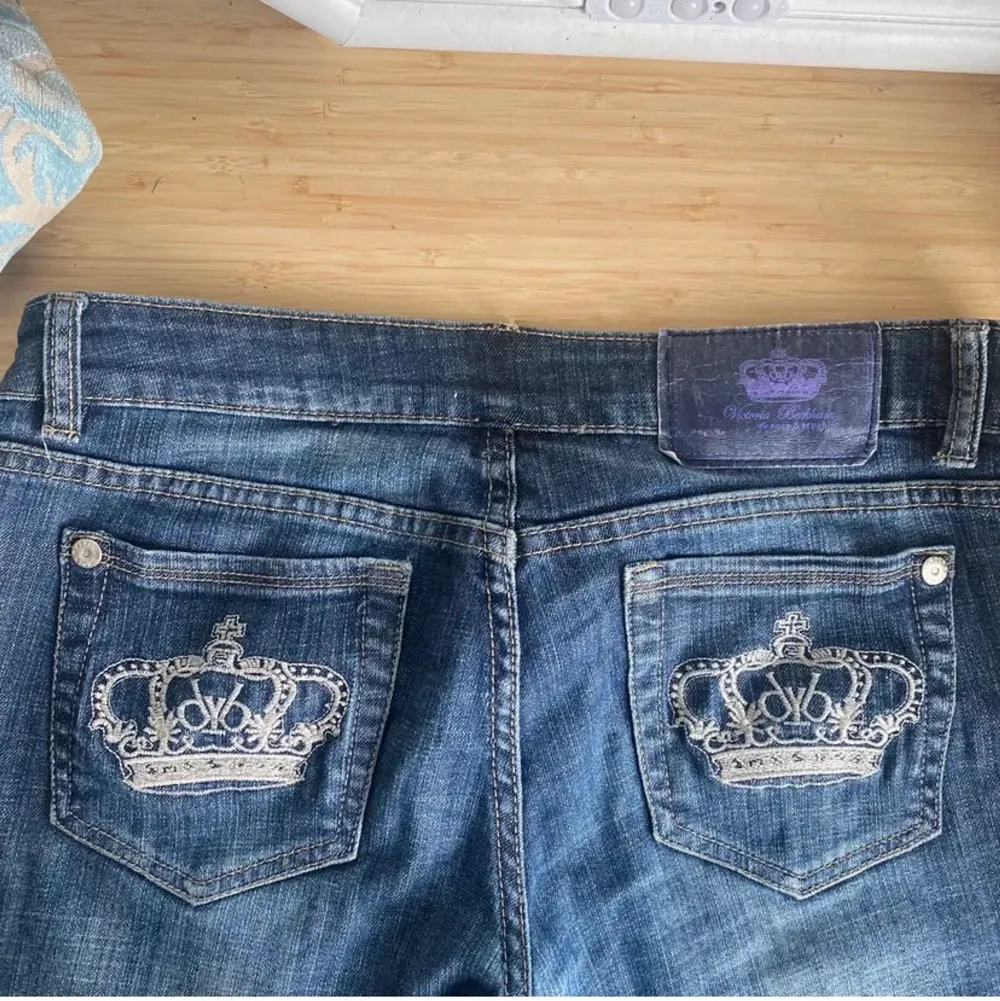 Lågmidjade, raka. Jag är 170 bär i vanliga fall S/34, mina absolut favorit jeans men de har tyvär blivit lite förstora i midjan. . Jeans & Byxor.