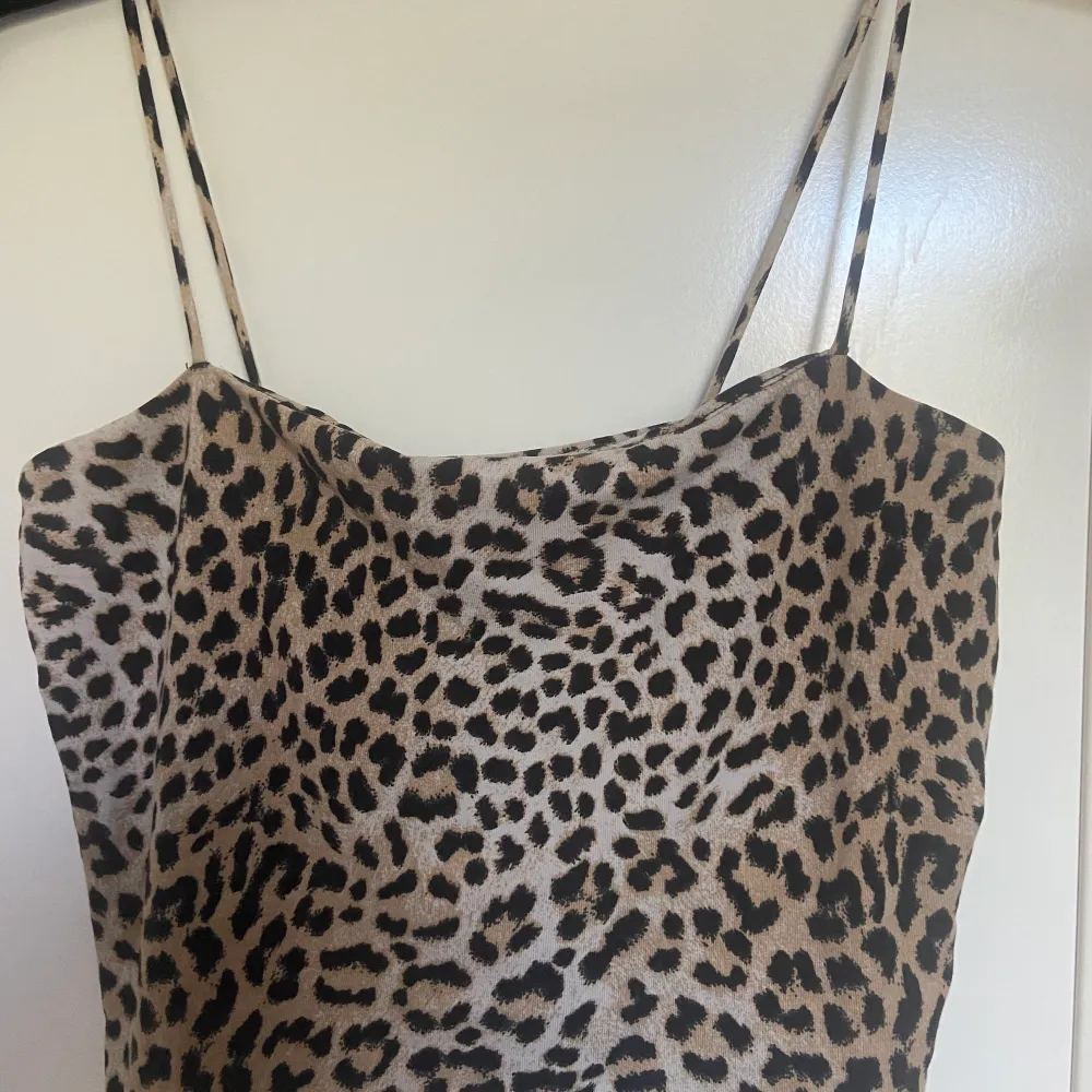 Säljer mitt leopard linne från ginatricot mycket bra skick använt 1-2 gånger på grund av för liten i storleken, bara att skriva om du är intresserad är alltid aktiv. Toppar.