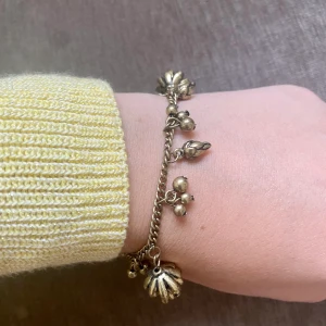 Gulligt armband med kottar  - Gulligt höstarband dekorerat med kottar. I mycket bra skick. 