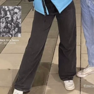 Baggy jeans - Säljer då de inte längre används, själv sytt in i midjan, inte professionellt som man kan se på bild 2. Passar någon med ca 70 cm i midja. (Washed out black i färgen). Även trasig i dragkedjan men den funkar när man lirkar lite☺️