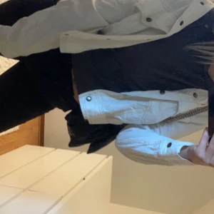 Vit jeansjacka  - Världens finaste jeansjacka strl XS , lite liten på mig som är Vanligtvis M därav jag säljer 😭😍 går att styla på flera sätt och är verkligen så fin 