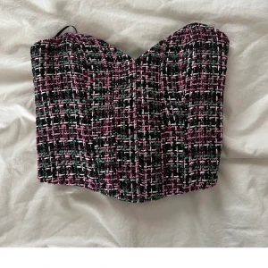 Topp ifrån zara  - Säljer nu min topp i från zara som aldrig är använd.