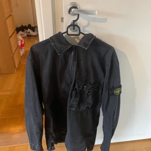 Stone island jacka  - En stone island jacka i storlek L, säljer den pågrund av att jag ej använder den längre! Det finns tyvärr inget kvitto men det finns en scan kod i jackan som kan intyga det! Betalas med swish!