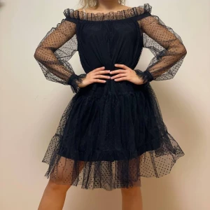 Klänning  - Jätte vackert klänning. Använd 2 gånger. Storlek är S/M men kan passa för L också. Använda gärna med bälte.  Köpte för 60€ i Lettland. 