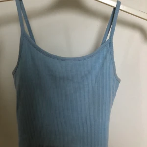 ribbat linne - croppad blått, ribbat linne. mycket stretchigt