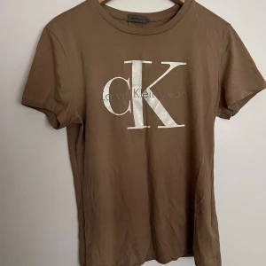 två t shirt från Calvin klein  - de är oanvända 
