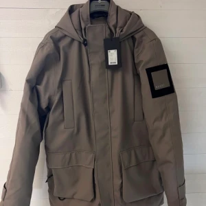 RAINS Jacka  - RAINS Jacka, storlek M/L, cond 9/10, pris 1400kr, kvitto finns kvar 