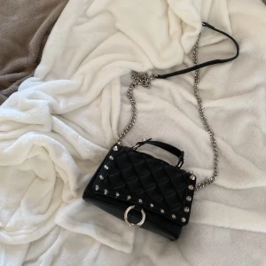 Zara väska  - Hej nu säljer jag denna söta zara väska!  