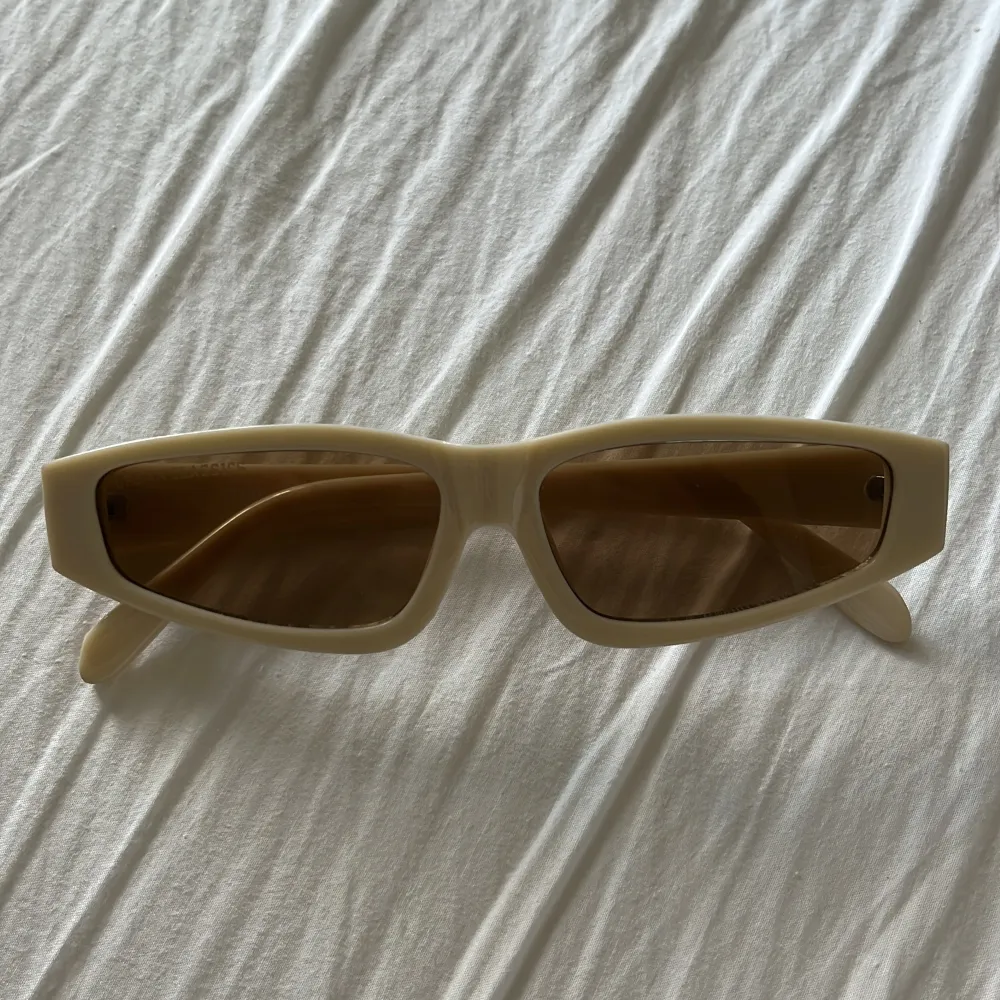 Snygga solglasögon ifrån Urben Classics men en cool form och färg. . Accessoarer.