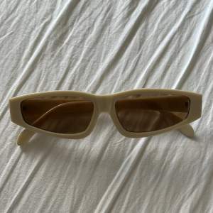 Snygga solglasögon ifrån Urben Classics men en cool form och färg. 