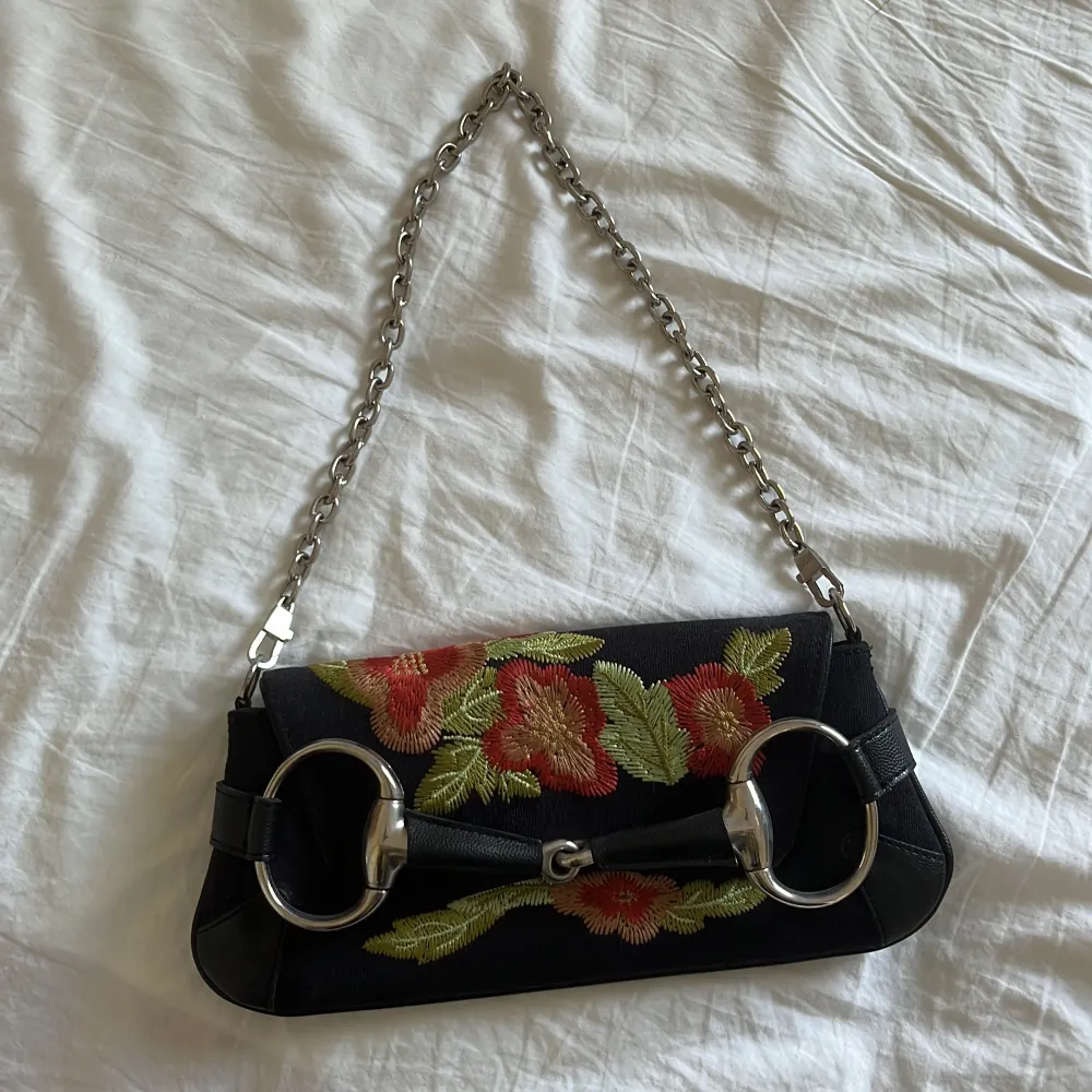  Unique vintage svart Gucci horsebit axel väska men blommor och silver detaljer (fake).  . Väskor.