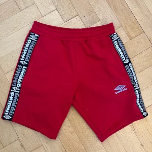 Mjukisshorts från Umbro - Säljer mina knappt använda mjukisshorts från Umbro, storlek S! Köpare står för frakten, kan även mötas upp i Jönköping!