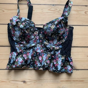 Korsett - Så fin korsett-topp köpt av Alice Löf på deras loppis. Jättebra skick och unik! Säger då den tyvärr inte kommer till användning. Skriv privat för fler bilder😊 Kan posta eller mötas upp i stockholm💕tryck ej på köp direkt