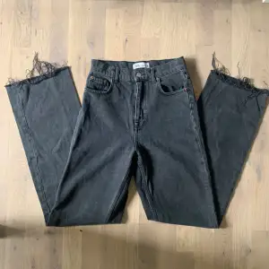 Jeans från Zara Innerbenslängd 85 cm Midjemått 35 cm tvärsöver