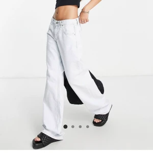 Lågmifjande jeans - Lågmidjade jeans från ASOS helt slutsålda,oanvända med lappar kvar. Säljer då de är lite för långa på mig som e 163. Passar snarare 167 ungefär!🫶🏽