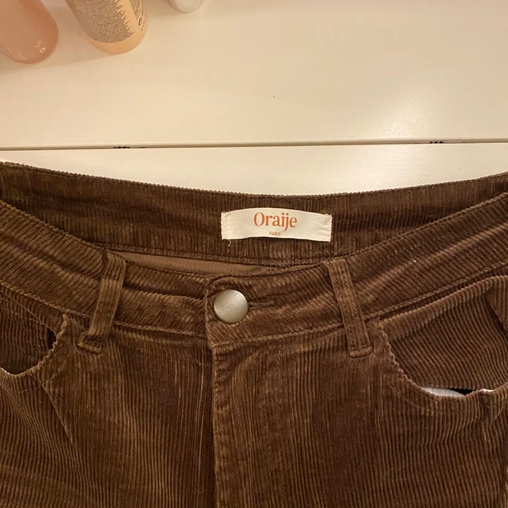 Ett par bruna skitsköna manchesterbyxor från madlady💞 använda max 2 gånger, går ner till hälen på mig som är 173. Jeans & Byxor.