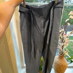 Blåa byxor  - Byxor från h&m. Nya med lapp kvar. Nypris 299. 