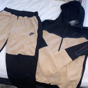 Nike teech fleece - Hej! Här säljer jag min Nike teech fleece som jag inte har använt någon gång och den är inte smutsig eller skadad någonstans. Den har Etiketten kvar på sig och är i Storlek Xl men passar L och är både för dam och herr meddela mig om ni har några frågor!