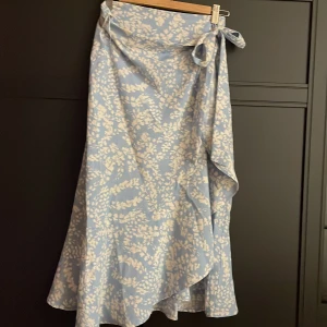 Omlott kjol - Blommig långkjol som man knyter på sidan 