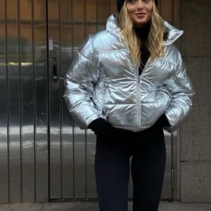 Jacka - Säljer denna sjukt snygga silver jackan från gina tricot😍 Stl S, köparen står för frakten!🤍