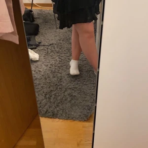 Volang kjol - Hej säljer denna volang kjol ifrån shein. Knappt använd och i bra skick säljer då de inte är min stil längre ❤️ pris kan diskuteras. Den går även och använda som en topp