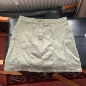 Grön mini skirt  - Säljer denna kjol då den inte används :)