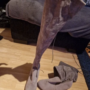 Strl 38 nude Tamaris  - Skorna är nya.  Över knät, liten häl.  perfekt skick    Vissa skor behöver rengöras, läggs i en påse med andra skor som kan vara smutsiga eller dammiga, mycket bra, perfekt skick, eller nya skor., Storlek 37 eller 37,5 och alla skor passar 24cm eller 23,5