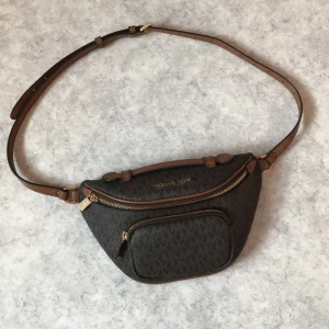 Michael kors väska  - En helt ny axelväska från Michael kors. Den är äkta och aldrig använd. 27cm längd och 18cm höjd