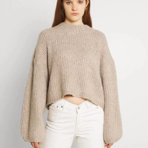 Kroppad stickad tröja - Kroppad beige stickad tröja. Super mysig och jättefint skick😍🤪💗