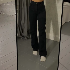 svarta jeans från weekday - säljer mina jeans från weekday i modellen rowe då de tyvärr blivit för små! i stl 24/30. skriv för fler bilder💘säljer jeansen för 200kr + frakt☺️