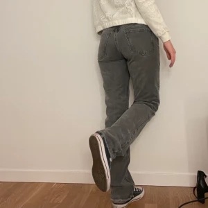 Grå jeans - Grå jeans från zara som inte längre finns att köpa! Köpte dessa för två år sen. Dessa sitter såå snyggt på och är mid rise. De är ganska långa på mig som är 166cm. Innerbenslängd:Ungefär 84,5 cm💗Köparen står för frakt!!