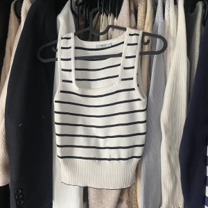 Randigt linne  - Superfint linne med fyrkantig urringning och tjocka band, köpt i butik utomlands. Jättefin kvalitet och endast använd en gång! Passar mig som är xs/s men är stretchiga så funkar absolut på m också💛💛 spårbar frakt 51kr