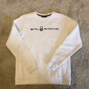 Sail Racing sweatshirt  - Sail Racing sweatshirt i strl 170, sitter som en xs Nypris 700kr