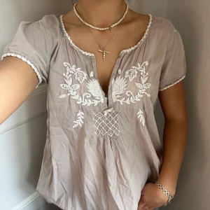Odd Molly topp!! - Säljer denna fina topp från Odd Molly det står storlek 3 vet inte riktigt vad det motsvarar men skulle säga M❤️ 
