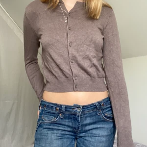 Brun kofta - Kofta i bra skick, endast använd fåtal gånger. Skriv privat för frågor eller flera bilder. 70kr + 51kr frakt ❤️