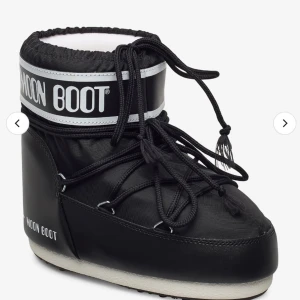 Moonboots  - Säljer mina svarta låga jätte trendiga och varma moonboots. Dom är jätte  sköna till vintern! och har jätte bra kvalitet. Säljer för 700 då dom köptes för 1200! Köparen står för frakten.Kontakta för fler bilder💘betala med Swish. 💘