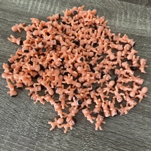 147 plastbebisar - frågan är inte varför jag har 147 plastbebisar, utan varför du INTE har det. De är bra för allt möjligt. Kom och köp!