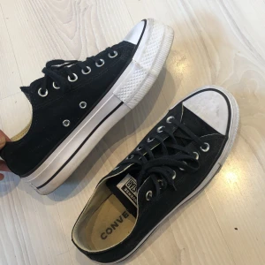 Converse platform skor - Säljer mina jättesnygga låga svarta platform converse i storlek 38 då de tyvärr inte kommer till användning längre! De är i väldigt bra skick, bara lite smutsiga här o där. Säljer för 250 kr❤️ nypris 850 kr❤️