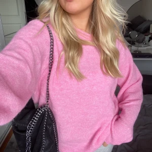 Stickad tröja rosa - En av mina favorit tröjor från Carin Wester men råkade beställa 2 så säljer den ena🙌🏼 tycker den har så snygg passform och är perfekt på alla möjliga sätt. Den är varm och skön nu till höst och vinter💕köp direkt för 280 kr‼️